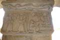 Chapiteau : Les rois mages offrent leurs présents à l'enfant Jésus tenu par Marie couronnée, surmontés par un dragon dévoreur / France, Languedoc Roussillon, Elne