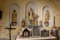 Statues et objets religieux dans chapelle latérale