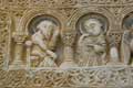Portail au linteau de marbre : Sous arcades à colonnettes, 2 Apôtres, entouré de rinceaux.
