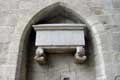 Un des riches sarcophages romains enchasss dans les murs de l'glise San Feliu