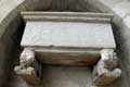 Sarcophage romain finement sculpté adossé à la collégiale San Feliu