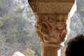 Griffons se mordant les ailes sur chapiteaux des colonnes du cloître / France, Languedoc Roussillon, St Martin du Canigou