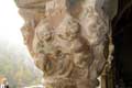 Faces simi�sques, chien et autres personages composent une sc�ne surprenante