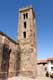 Tour carre, crnele,  fentres plein cintre sur trois tages