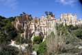 Majestueux et éphémère site des orgues semble un temple grec en ruines / France, Languedoc Roussillon, Ille sur Tet