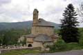 Batiment circulaire surmonté d'une coupole sur trompes, 3 massifs de maonnerie placés aux angles d'un triangle équilatéral qui englobe la nef