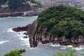 Ile au rocher à plaques verticales dans la bahia de la Concha / Espagne, Cote Basque, San Sebastian