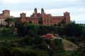 Impressionnants batiments de l'Université pontificale attirant le regard / Espagne, Cote Cantabrique, Comillas