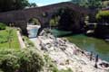 Pont d'origine romaine et baigneurs