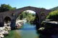 Un baigneur plonge du pont Romain / Espagne, Cote Cantabrique, Picos de Europa, Cangas de Onis