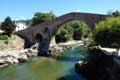 Pont d'origine romaine au milieu duquel est suspendue la croix de la Victoire de Covadonga