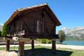 Grand Horreo semble un chalet sur pilotis