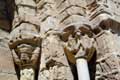 Chapiteaux du portail dont les sculptures s'effacent avec le temps, collegiale santa Juliana