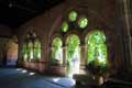 Arches de verdure dans le cloître