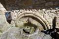 Petite fontaine à arche de pierre