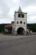 Tour clocher à large arche surmontée de statuettes enchassées / Espagne, Cote Cantabrique, Soto de Luina