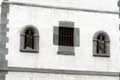 Dans des niches sur le mur de l'église, des statuettes de saint Paul et saint Pierre / Espagne, Cote Cantabrique, Soto de Luina