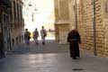 Moine marchant dans les rues / Espagne, Leon, Cathedrale Santa Maria de Regla