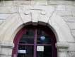 Ancien tribunal � la porte surmont�e d'une balance / France, Bretagne, Rochefort en Terre