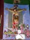 Christ en croix, polychrome, et belle composition florale