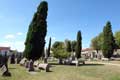 Tombes et cyprès du cimetière entourant l'église