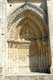 Arcature du portail de droite, trÃ¨s mutilÃ©e, Christ entourÃ© de St Jean et la Vierge ou St Pierre et St Paul / France, Poitou, Aulnay de Saintonge
