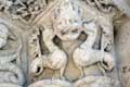 Dragons mordant les oreilles pointues d'une tête diabolique sur chapiteaux du portail / France, Poitou, Aulnay de Saintonge