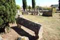 Tombes comme des bancs dans le cimetière / France, Poitou, Aulnay de Saintonge