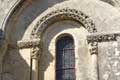 Pourtours de fenêtres et chapiteaux sculptés / France, Poitou, Aulnay de Saintonge