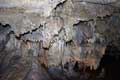 Fines stalactites au plafond de la grotte
