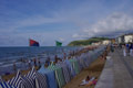 Drapeaux vert : baignade autorisée, rouge et bleu : surfeurs / Espagne, Pays Basque, Zarrautz, ville