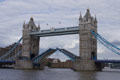 Ouverture du pont levis / Angleterre, Londres, tower bridge