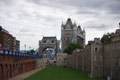 Douves de la Tour de Londres et Tower Bridge en prolongement