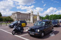 Taxis devant Buckingham Palace / Angleterre, Londres, tour