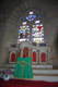 Vitrail et autel petite église