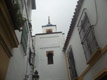Clocher blanc au fond d'une rue / Espagne, Andalousie, Cordoue, Quartier de la Juderia