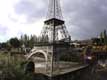 France, Paris, pied de la tour Eiffel
