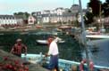 Pêcheurs rangeant leurs filets sur le vieux port