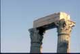 Bloc sur colonnes aux fines sculptures / Grece