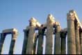 colonnes et chapiteaux ne surmontant plus que des blocs les reliant entre elles / Grece