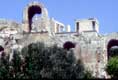 Ruines aux arches romanes / Grece