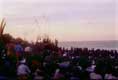 foule assise sur la plage le soir / Indonesie