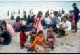enfants aux jolies robes sur la plage / Indonesie