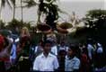procession enfants et ombrelles / Indonesie