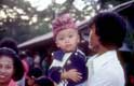 Enfant dans les bras de son père / Indonesie