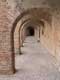 Arches de brique et cour en galets / France, Languedoc Roussillon, Salses
