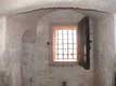 Fenêtre dans un renfoncement de mur forteresse