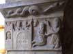 Scène au château surmontée d'un serpent sur chapiteau de colonne / France, Languedoc Roussillon, Elne