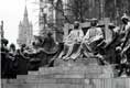 fr�res peintres Van Eyck devant cath�drale St Bavon / Belgique, Gand