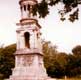 Monument colonne dans le parc